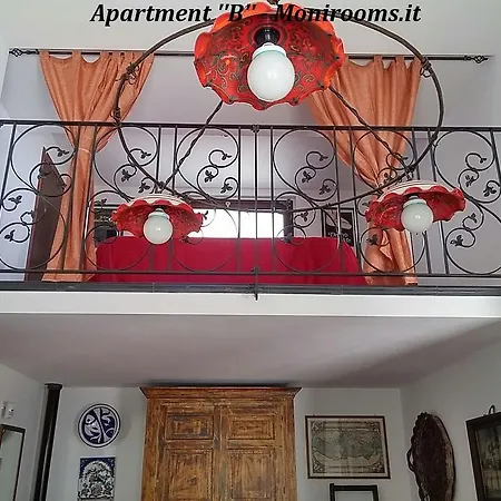 Nyaraló Moni *